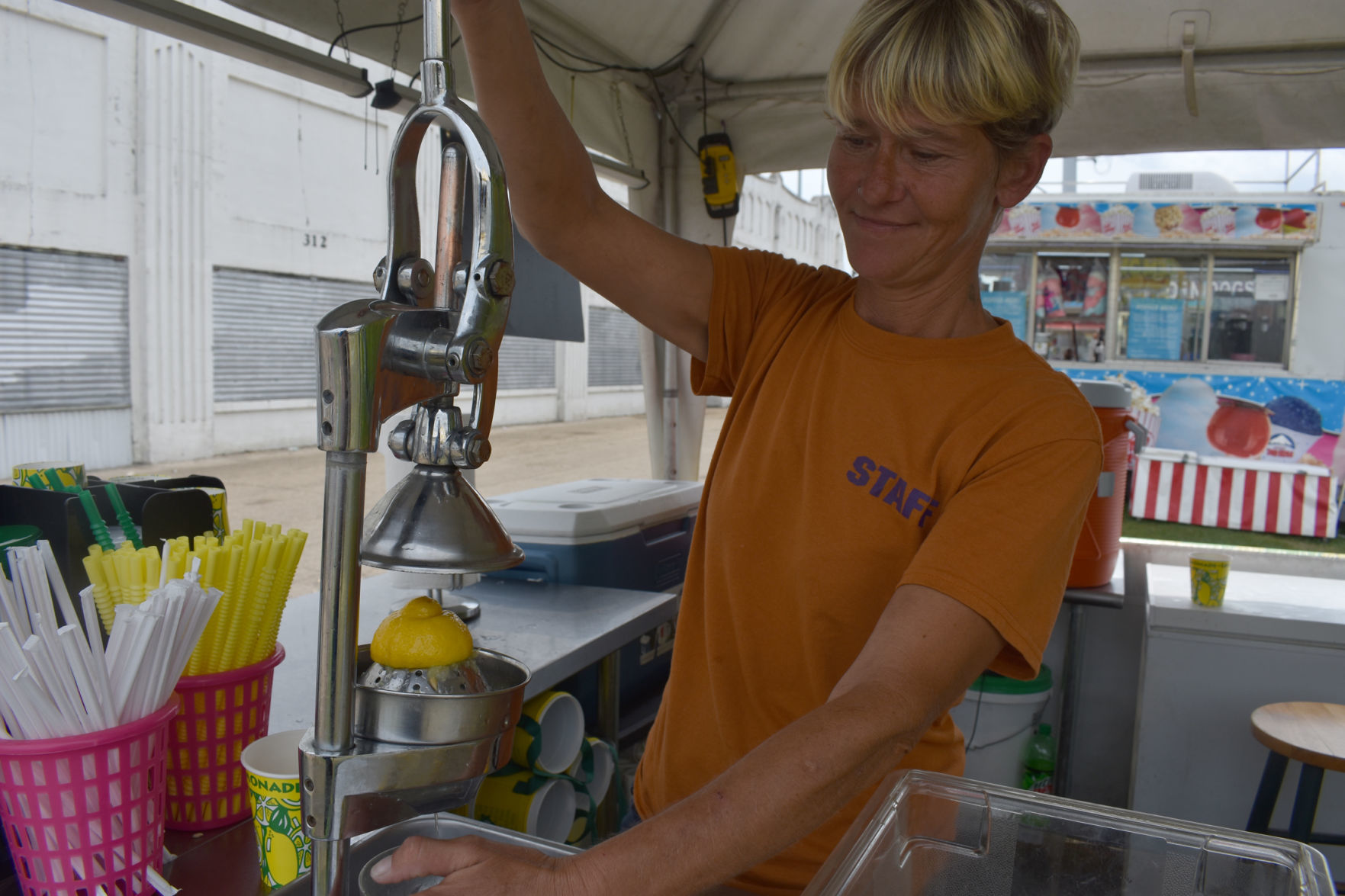 Squeezing fresh lemonade